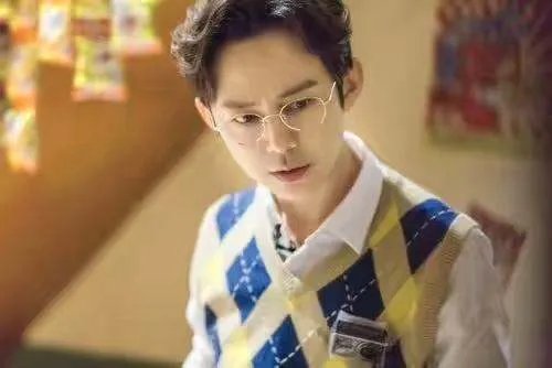 费启鸣方辟谣和何炅手牵手，你觉得他和何炅的关系怎么样？