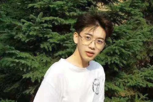 费启鸣方辟谣和何炅手牵手，你觉得他和何炅的关系怎么样？