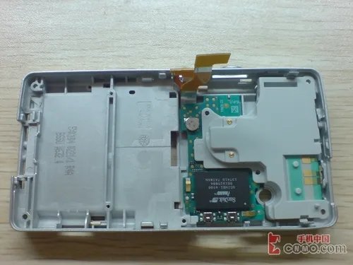 揭密4G智能机内部构造 索爱W950拆机图