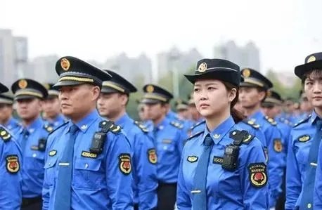 82岁老人高温卖菜，城管买下送环卫工，你有被城管的感动到吗？