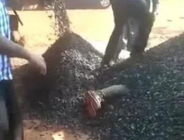 卡车倾卸碎石误将男子掩埋3分钟,此事故是在哪里发生的?