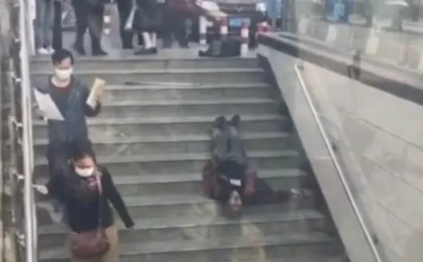 为什么老人摔倒没人敢扶了？