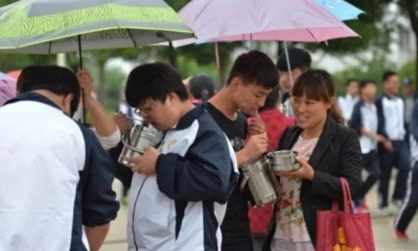 父母烧香拜佛、送饭到门,中国考生家长陪读有多拼?