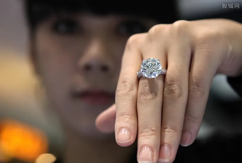 买了枚玻璃戒指 玻璃戒指30年后价值数百万元