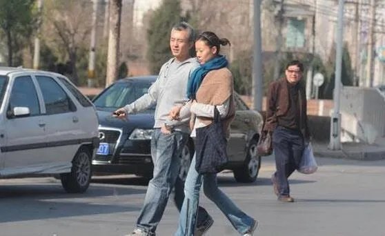 央视主持人亚宁现在在哪里结婚了吗妻子是谁 央视主持人亚宁简介