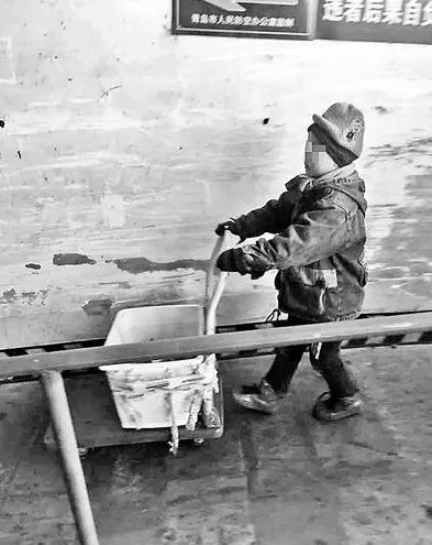 快递男孩获救助 父死母改嫁7岁送快递