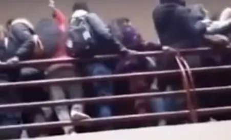 波利维亚一大学楼道护栏断裂学生坠亡，现场情况是怎样的？