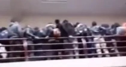 波利维亚一大学楼道护栏断裂学生坠亡，现场情况是怎样的？