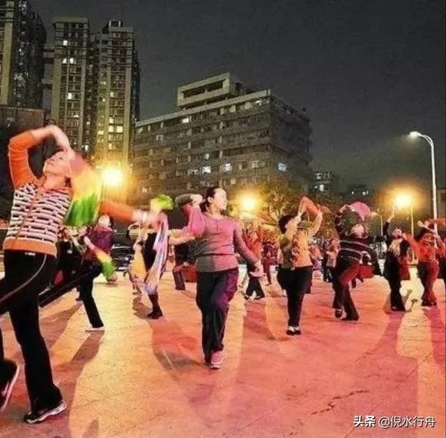 上联:短歌谁和，风动梨花朵。下联怎么对？