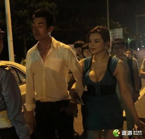 爆乳海归女酒后“调戏”交警 裸露躺车前盖露底