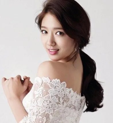 朴信惠与粉色鹦鹉合照曝光 素颜仍娇俏可人让人心醉