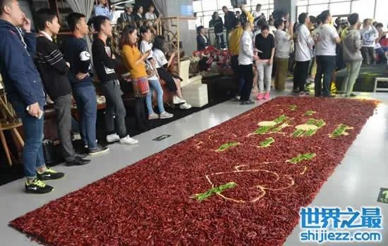 最有创意的求婚，99999只红辣椒当地毯 