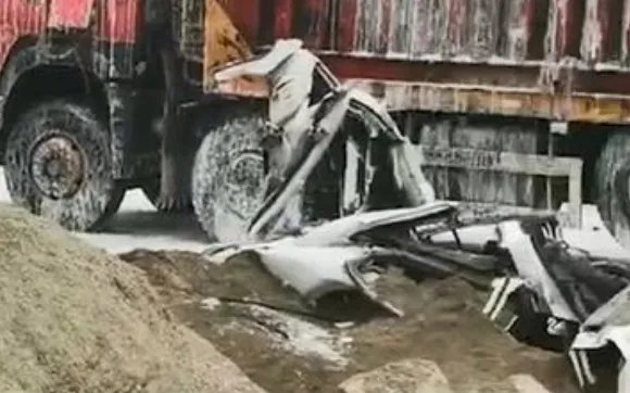 货车侧翻一家三口被埋身亡，这场意外是怎么发生的？