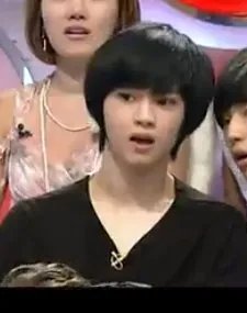 韩国节目StarKing100821这期一个蘑菇头,黑发的男孩,穿黑衣服,是谁呢