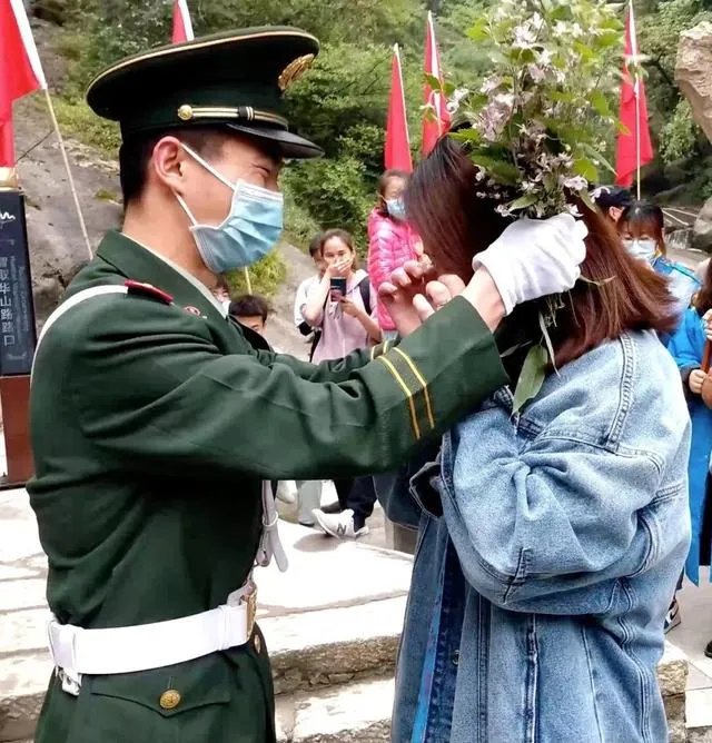 华山执勤武警刚下岗哨就被求婚