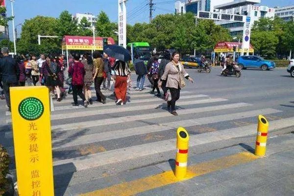 行人闯红灯遭水喷，还有哪些专治中国式过马路的奇招？