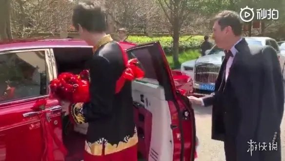 酒神伍声今日大婚校长当伴郎 关车门动作被夸绅士！