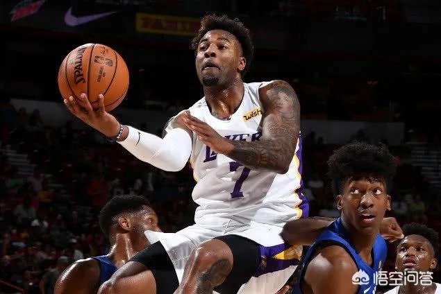 霍华德加盟湖人后,沃神爆出其中一调侃:如越界,将会随时被裁。你怎么看这一条款?