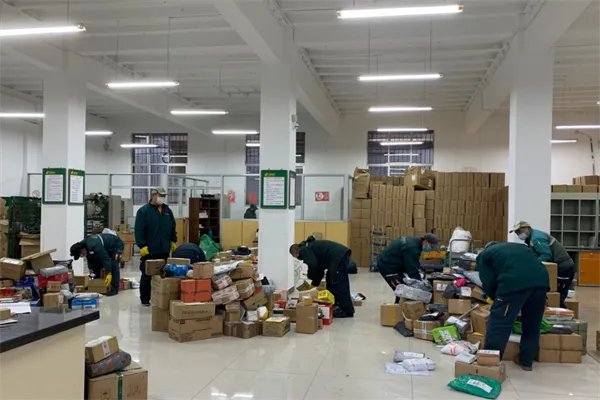 快递员每月有望增加五百元的收入，快递派费上涨不影响当前快递费？