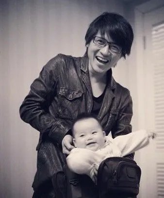 韩寒晒小野可爱婴儿照 大眼睛水汪汪肉嘟嘟小脸萌态十足