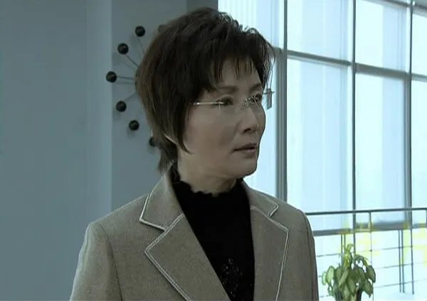 上海演员朱茵照片大放送 辣妈形象深入人心