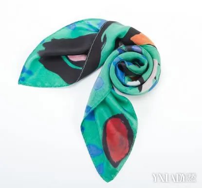 正方形丝巾的打法是怎样的？教你如何使用丝巾！