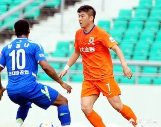 有些山东鲁能球迷表态“只要崔鹏减掉肚子上的肥肉就不再黑他”,对此你怎么看?