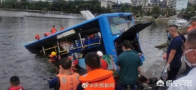贵州安顺大巴车掉水库
