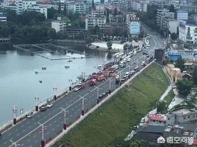 贵州安顺大巴车掉水库