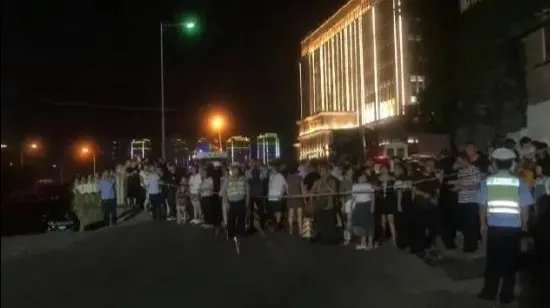 重庆武隆人行道垮塌行人掉入坑中，纵观整个事件责任到底在谁？