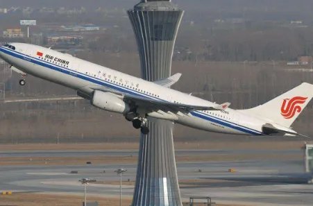 首都机场突降冰雹致多少架次航班取消？