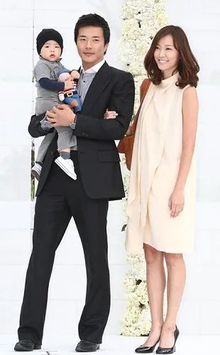 权相佑儿子照片曝光  网友称赞：帅气美男！