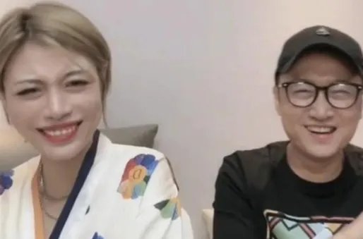 模特葛荟婕开直播惹争议，身旁男子酷似前夫汪峰，是不是她的新男友呢？