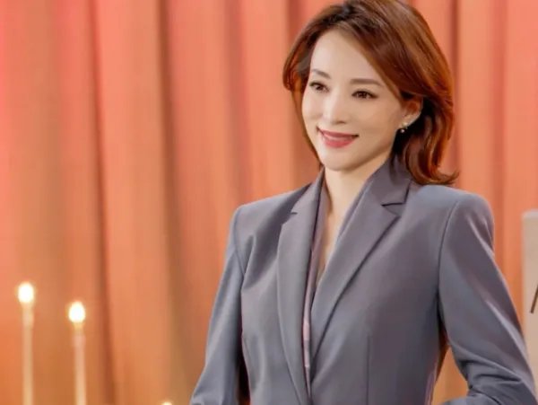 董卿身穿渐变连衣裙参加活动，如何评价她此次的造型？