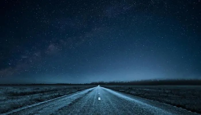 高速公路上和斑马线类似的白色平行线是干嘛用的