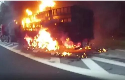 2600件老干妈高速上被烧,现场到底发生了什么?