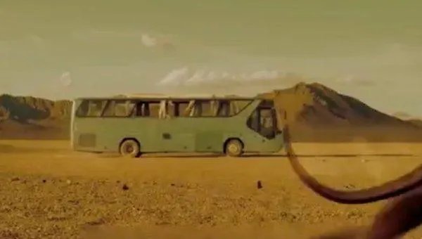 大巴车误入时空隧道是什么电影?