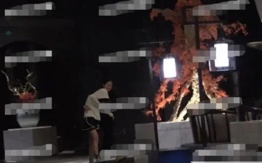 周冬雨烂醉如泥：画面及背后原因这到底怎么回事？