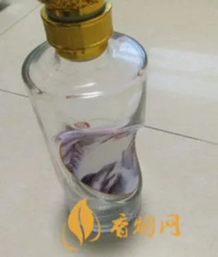 玻璃瓶半圆酒五粮液:中国最优质的白酒