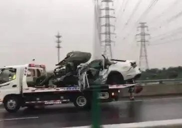 小客车撞两货车谁的责任？