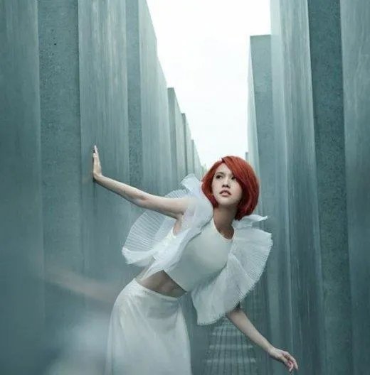 杨丞琳被李荣浩亲到脸变形娇羞可爱，她的少女感为何能保持十几年不变？