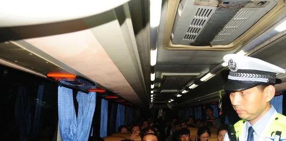 大巴司机遇查丢下一车乘客跑了结果如何?