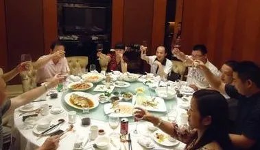 女子相亲带23个亲戚蹭饭,你觉得她如此作为是何心理?