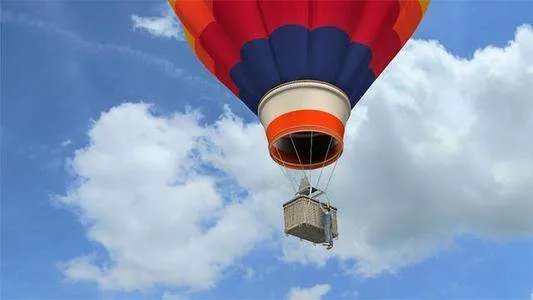 一大学生在热气球上坠亡,致其坠落的原因是什么?