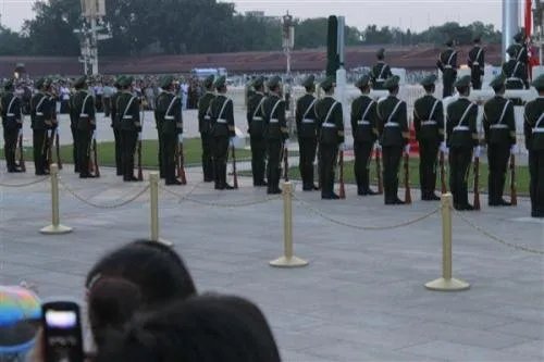 父亲人群中比心天安门站岗儿子,儿子看到这一幕什么心情?