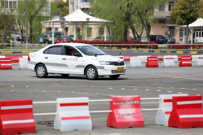 驾校3万学员被坑近2亿元 一知名驾校破产