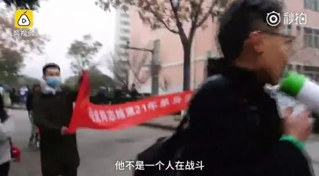 宝鸡一大学生单身21年终脱单，室友拉横幅游校一圈来庆祝，这事你怎么看？