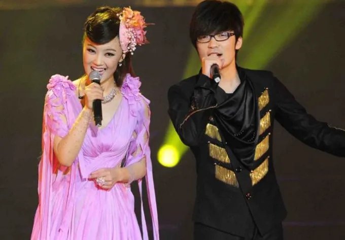 王小玮的第一任丈夫是谁