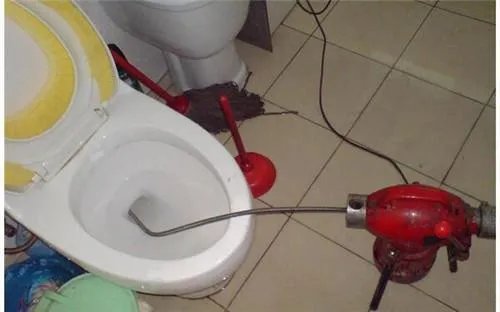 坐便堵了怎么办最简单   5招让您快速疏通马桶堵塞