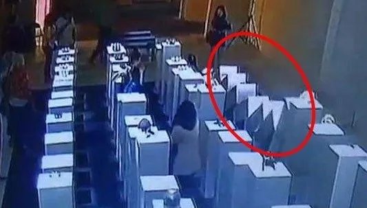 自拍撞坏艺术品是中国的一位女大学生吗？